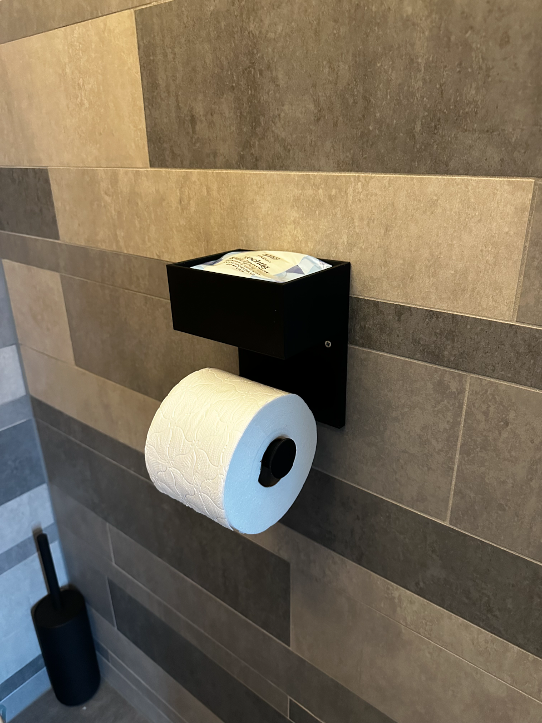 Compact roll holder